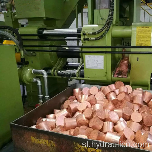 Stroj za izdelavo blokov iz hidravličnih jeklenih sekancev za taljenje